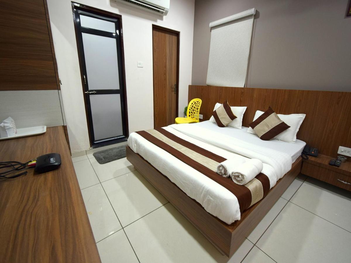 Hotel Embassy Kalol Ngoại thất bức ảnh