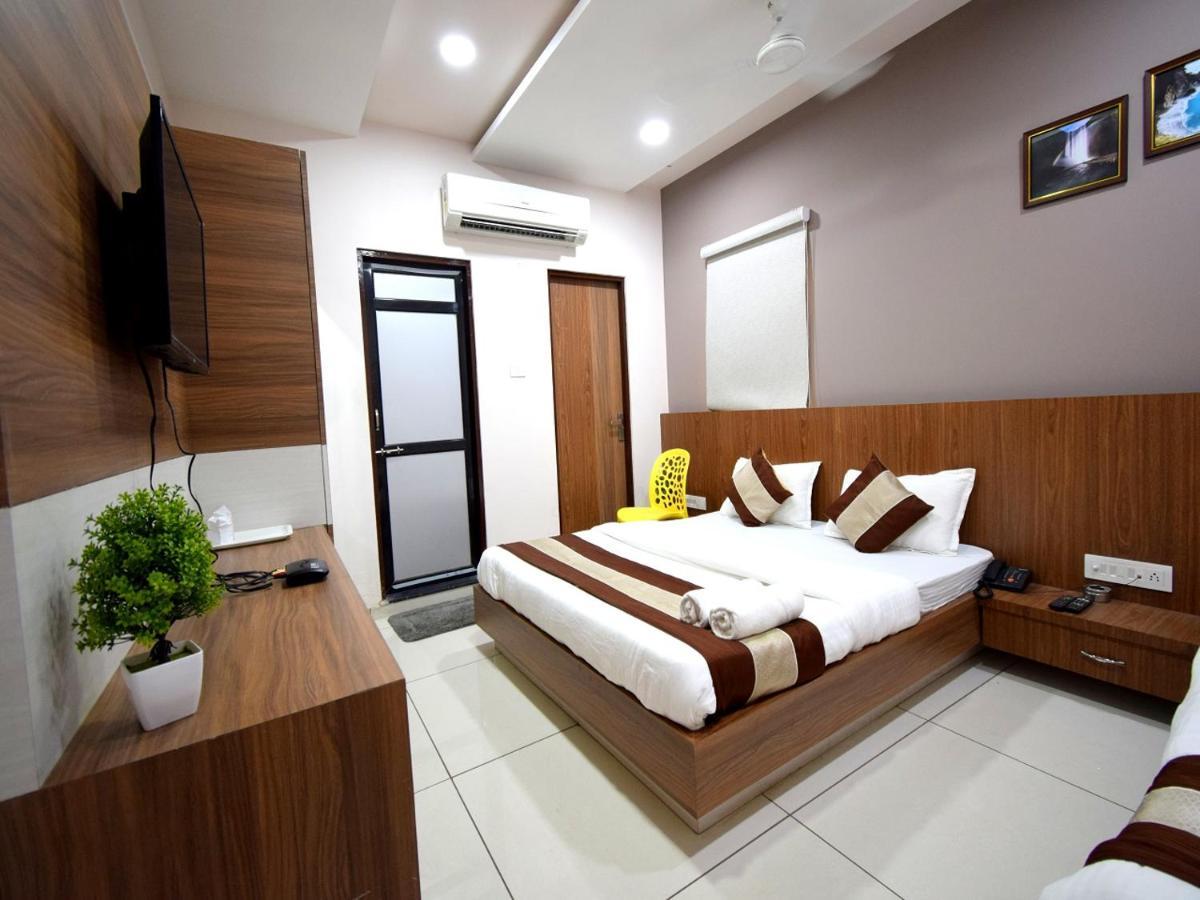 Hotel Embassy Kalol Ngoại thất bức ảnh